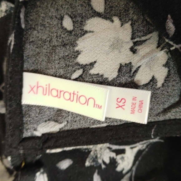 ❗FREE with Purchase ❗XHILARATION Black Floral Cold Shoulder Tunic - Picture 7 of 7